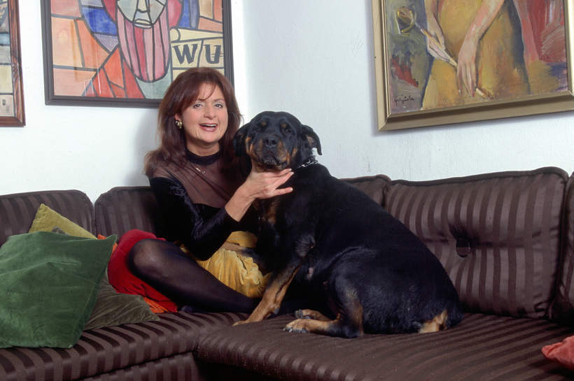 Zofia Czernicka z psem, około 2000 roku