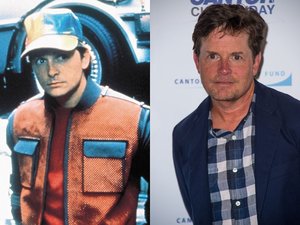 Michael J. Fox w czerwonej kamizelce i czapce bejsbolówce, Michael J. Fox w granatowej marynarce i koszuli w kratę