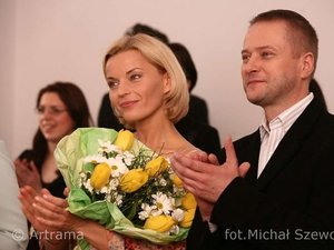 Małgorzata Foremniak z kwiatami i Artur Żmijewski w graniturze w serialu Na dobre i na złe