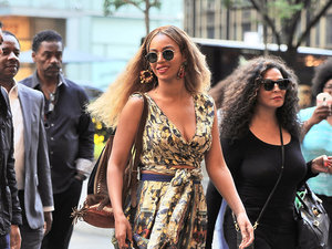 Beyonce we wzorzystej spódnicy i bluzce