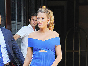 Ciężarna Blake Lively w niebieskiej sukience wychodzi z hotelu w Nowym Jorku