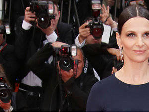 Elegancka Juliette Binoche z długim warkoczem na czerwonym dywanie festiwalu w Cannes