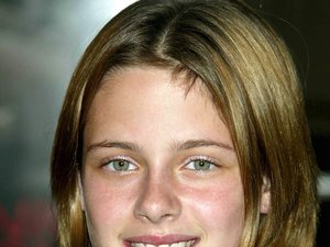 Kristen Stewart młoda w ciemnoblond krótkich włosach