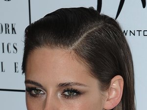 Kristen Stewart w gładkiej krótkiej fryzurze z przedziałkiem