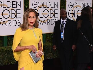 Jennifer Lopez w żółtej sukni z odsłoniętą nogą