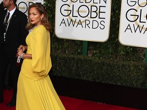 Jennifer Lopez w żółtej sukni z trenem