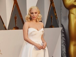 Lady Gaga w białych spodniac z trenem