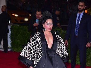 Lady Gaga w czarnej japońskiej sukni