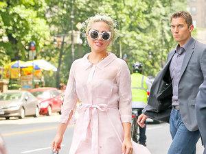 Lady Gaga w dziewczęcej stylizacji na spacerze w Nowym Jorku