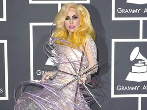Lady Gaga w kosmicznej sukience i platformach
