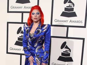 Lady Gaga w niebieskiej sukience i rudej peruce