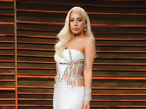 Lady Gaga w obcisłej białej sukience
