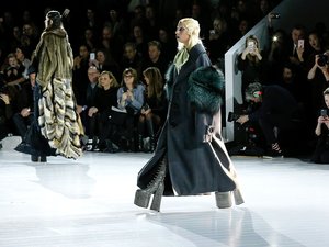 Lady Gaga w obszernym płaszczu i butach na platformach na wybiegu
