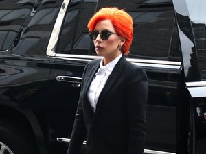 Lady Gaga w pomarańczowych włosach, czarnym garniturze i szpikach