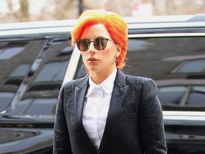 Lady Gaga w pomarańczowych włosach i ciemnym garniturze
