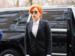 Lady Gaga w pomarańczowych włosach i czarnym garniturze