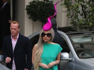 Lady Gaga w różowym dziwnym kapeluszu, spódnicy i zielonej tunice