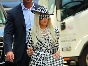 Lady Gaga w sukience i kapeluszu w pepitkę