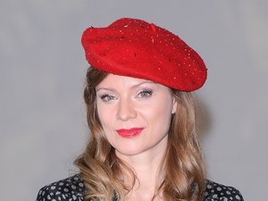 Magdalena Boczarska w czerwonym berecie