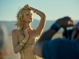 Charlize Theron w złotej sukni w kampanii Perfumy J'adore Dior