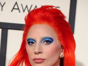 Lady Gaga w pomarańczowej peruce i niebieskim makijażu