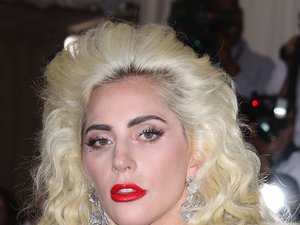 Lady Gaga z czerwonymi ustami i tapirem na głowie