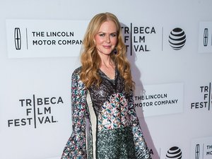 Nicole Kidman we wzorzystej sukience z szerokimi rękawami