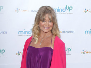 Odważna, kolorowa stylizacja Goldie Hawn w trendzie color blocking