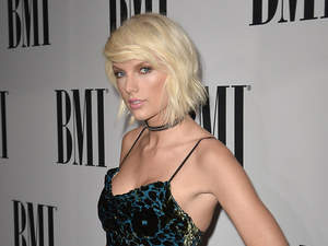 Opalona Taylor Swift w dziwnej sukni od Monique Lhuillier
