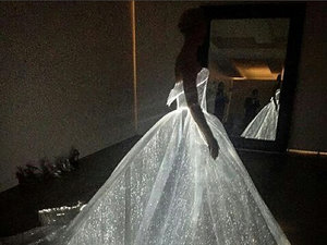 Podświetlana suknia od Zaca Posena na aktorce Claire Danes