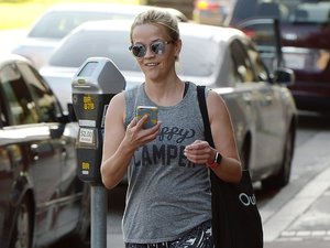 Reese Witherspoon we wzorzystych legginsach i szarej koszulce