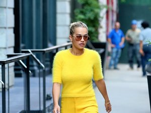 Rita Ora w żółtej stylizacji na ulicach Nowego Jorku