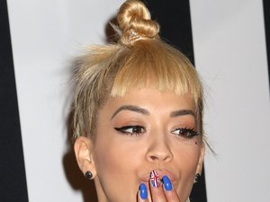 Rita Ora z neonowymi paznokciami na imprezie Fashion Rocks