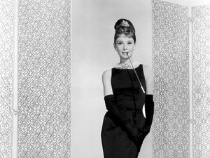 Audrey Hepburn w koku i czarnej długiej sukni