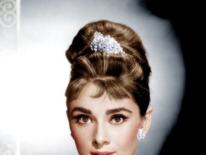 Audrey Hepburn w koku z naszyjnikiem