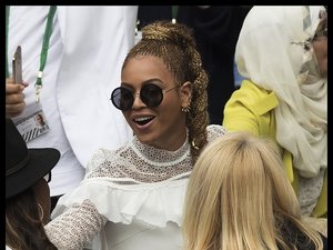 Beyonce kibicuje w białej sukience