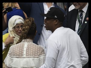 Beyonce tyłem w białej sukience