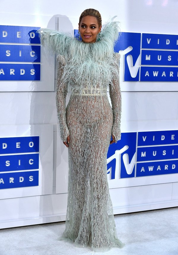 Beyonce w błękitnym przezroczystym stroju