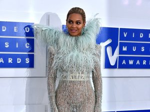 Beyonce w błękitnym przezroczystym stroju