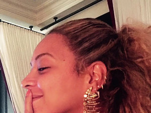 Beyonce z dużym kolczykiem