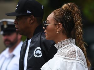 Beyonce z mężem w białej zabudowanej sukience i warkoczyku