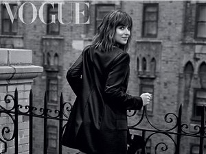 Dakota w brytyjskim Vogue'u w krótkim płaszczu 