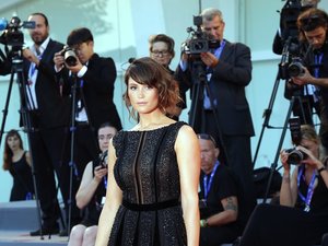 Gemma Arterton w czarnej przejrzystej sukni