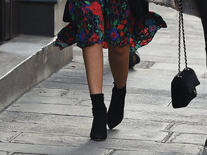Jessica Alba w sukience we wzorzystej sukience Kenzo x H&M