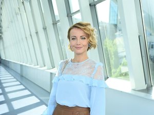 Katarzyna Zielińska w błękitnej bluzce i skórzanej spódnicy