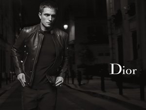 Robert Pattinson w ciemnej stylizacji Dior