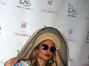 Jennifer Lopez w kapeluszu, okularacj i kolorowej bluzie