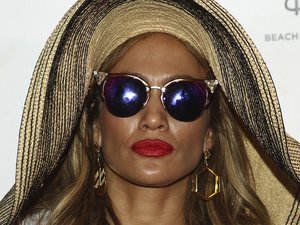 Jennifer Lopez w okularach, kapeluszu i wzorzystym bikini
