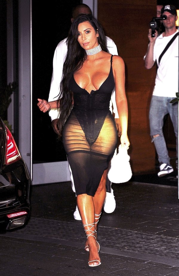 Kim Kardashian w czarnej przezroczystej sukience