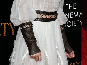 Kristen Stewart w skórzanych rękawiczkach i białych falbanach